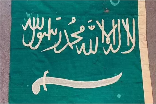 شاهد الـفرق بين أول علم للمملكة اختاره الملك عبد العزيز وكيف تغير تماماً عن علم السعودية اليوم وسبب التغيير لوضع السيف