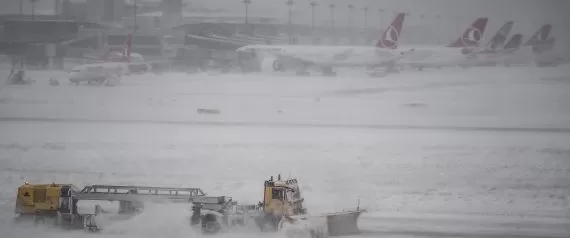 رغم نهاية الشتاء.. الثلوج تغطي مدينة سعودية بالكامل بمنظر مهيب قد لا يتكرر