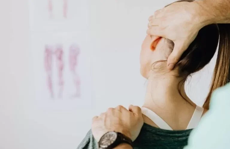 تعرّف عليها .. علاجات سهله وسريعة للتخلص من تصلب الرقبة