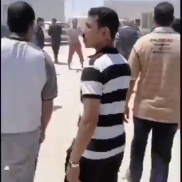 شاهد: غضب عمالة مخالفة في الكويت بعد تقديم ملابس لهم من قبل متبرع