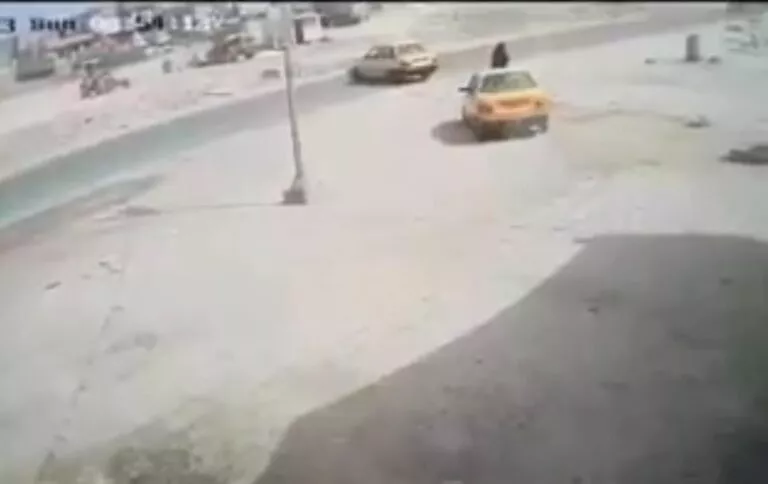 فيديو مرعب من دولة خليجية لمواطن يدهس زوجته بسيارته عدة مرات حتى الموت ثم يهرب