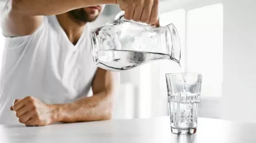 هذا ما يحدث لجسمك عندما تشرب الماء على الريق