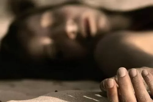 مقتل فتاة على يد والدها بمساعدة أمها وخالتها .. والسبب صادم