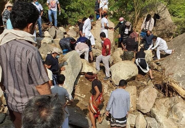شاهد الصورة الأكثر انتشاراً في مواقع التواصل لعشرات السعوديين وهم يرتدون الزي الشعبي اليمني الأصيل في محاولة منهم لانتشال أربع جثث سقطت عليهم صخرة ضخمة