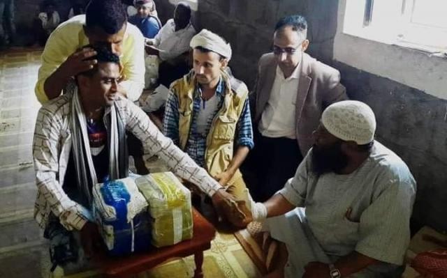 شاب يمني ”عصامي” يجسد أروع صور الأمانة ويعيد حوالي عشرة ملايين ريال مفقودة إلى مالكها