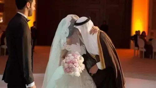 سعودي اكتشف بعد الدخلة ان من معه على السرير ليست عروسته وقبل ان يقوم بأي ردت فعل سبقته بما فعلته وحولته عبد تحت قدميها بهذه الطريقة الشيطانية