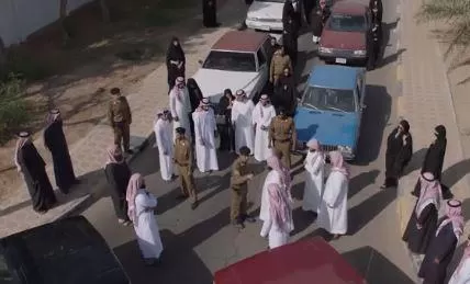شاهد مسلسل العاصوف يشعل المملكة بهذا المشهد عن قيادة المرأة للسيارة وموقف رجال الحسبة وكيف ظهرو في المسلسل..