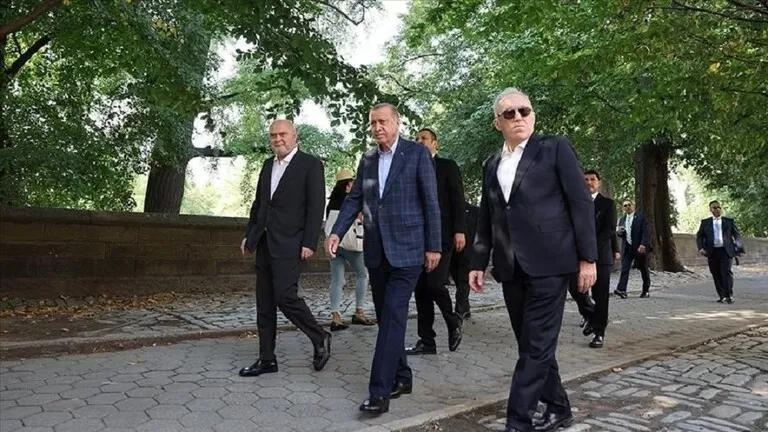 شاهد: فيديو صادم لأردوغان من حديقة عامة وهو يقوم بهذا العمل الغريب