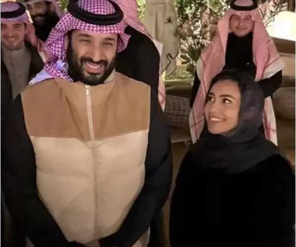 صور الحسناء التي بجانب ولي العهد السعودي تخطف الانظار وتشعل مواقع التواصل في المملكة