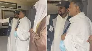 شاهد. شكل محمد عبده كيف تغير في ملابس الاحرام وظهر على جسمه اثار السن