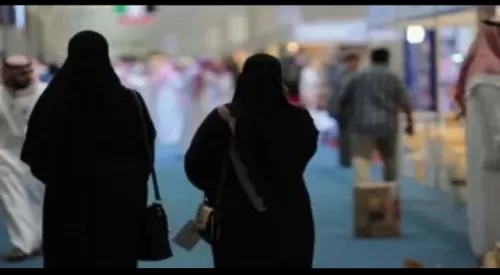 الكـويت .. فتاة تلقن شابًا تحرش بها في الشارع درسًا قاسيًا