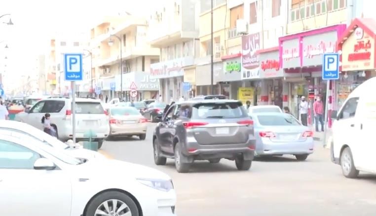 شاهد.. تكدس العمالة وتجاهلهم للإجراءات الاحترازية في شوارع الرياض والخبر