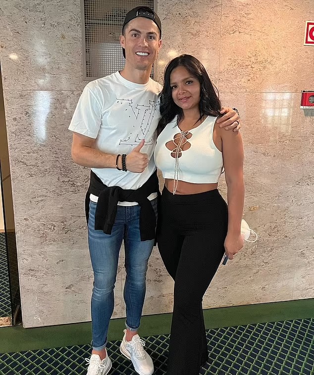 على حسابها على Instagram ، احتفظت جورجيلايا بسلسلة من الصور لها مع رونالدو تحت ملف بعنوان: 