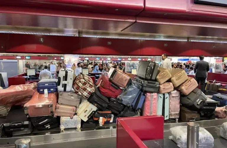 شاهد ازدحام وفوضى غير مسبوقة في مطار سعودي كبير لسبب غير متوقع