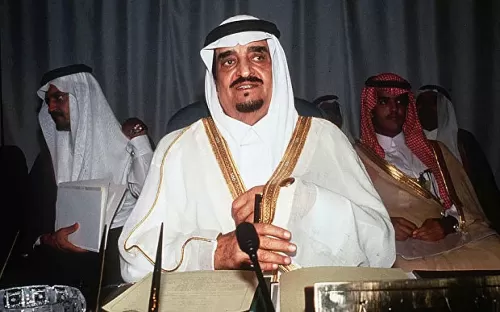 شاهد: تسريب فيديو للملك سلمان مع الملك فهد في هذه المدينة يقومان بهذا العمل وهذا ما دار بينهما