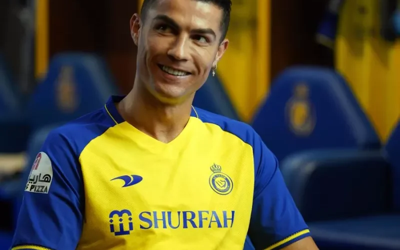 مشجعة سعودية تطلب الزواج من رونالدو وجهاً لوجه.. والمفاجاه في رد فعله!