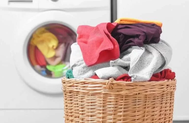 نصيحة ذهبية تجعلك لا تحتاج لحوي الملابس بعد غسلها