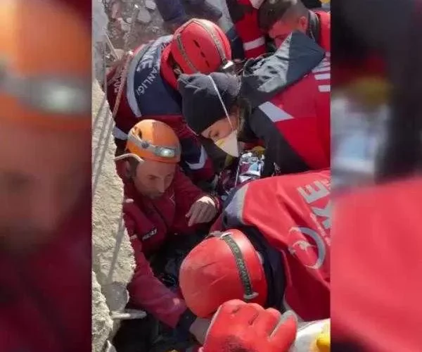 انقاذ أربعينية تركية من تحت الأنقاض بعد 222 على الزلزال المدمر (فيديو)