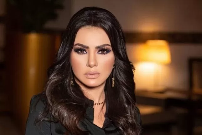 بعد اللباس الفاضح .. فنانة مصرية شهيرة في الحرم المكي بالحجاب والعباية السوداء وهذا ما قالته عن لبسها الجديد