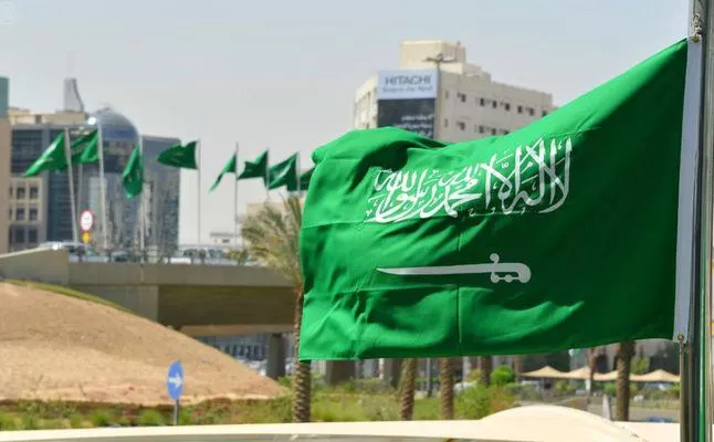 الأسماء كُتبت بخط الملك فهد: صور قديمة ونادرة جدا تجمع 6 من أبناء المؤسس عبدالعزيز آل سعود