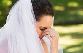 أم تحرج ابنتها في حفل زفافها| صورة