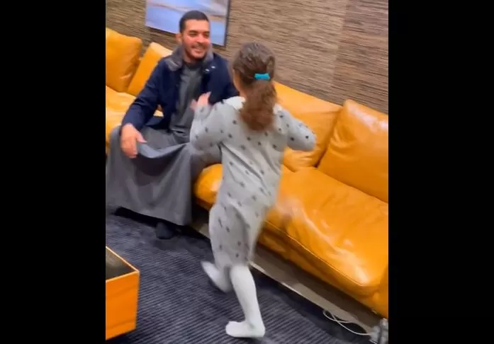 بالفيديو شاعر سعودي ينشد قصيدة مؤثرة عن ابنته