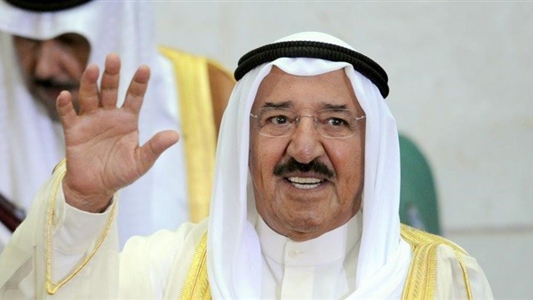 “شاهد” رئيس الوزراء يطلب من أمير الكويت مغادرة البلد خوفا عليه من كورونا.. هكذا رد عليه الشيخ صباح