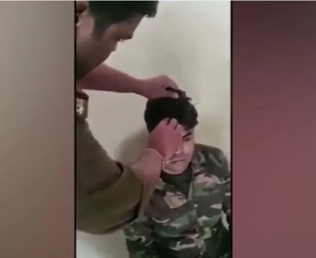 شاهد.. ضابط شرطة يغش في الامتحان بطريقة غريبة لا تخطر على البال