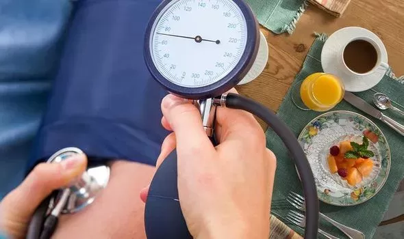 كوب المشروب الصباحي هذا معجزة حقيقية يخفض ضغ الدم المرتفع ويحميك من الجلطات المفاجئة