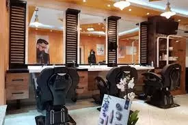 فيديو يشعل السعودية لحلاق هندي يشتم مواطن بلغته قبل ان يتفاجئ برد السعودي الذي افقده النطق.