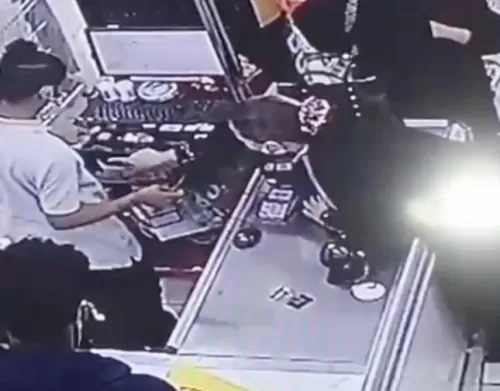 فيديو لسعودية تستخدم حيلة ماكرة لتسرق مبلغ كبير من صندوق كاشير بسوبر ماركت في جدة