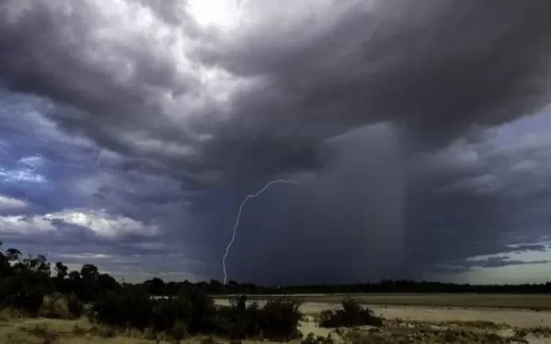 أمطار غزيرة ورياح قوية وطقس صعب على هذه المناطق السعودية اليوم