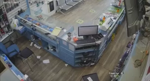 فيديو مروع لعملية سطو مسلح على محل جوالات في الرياض