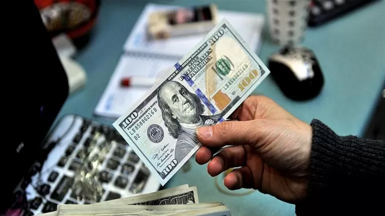 اكتشف الدولارات المزورة بخطوة واحدة بسيطة كي لا تقع في يد المحتالين بعد اليوم