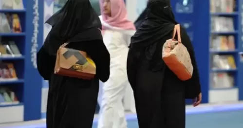 صفعات وركلات وتمزيق ملابس في عراك جماعي بين شباب وبنات في اكبر شوارع الرياض  شاهد الفيديو الكامل دون تقطيع