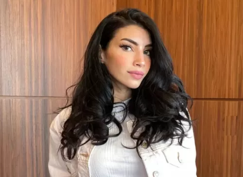 شاهد بالفيديو: مشهورة سعودية وعارضة ازياء تشارك فيديو وهي تكشف ما تنزعه من ثديها وصدمة في المملكة لما فعلته وما ظهر منها