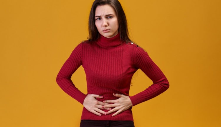 وجع أسفل البطن.. كيف تتعاملين معه وما هي أسبابه؟