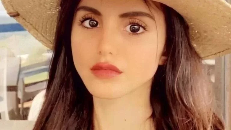 شاهد قلة الادب من فوز العتيبي واهانتها لفتاة سعودية صورتها في مطعم