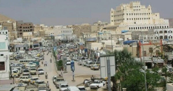 شاهد .. اغرب ظاهرة كونية تحدث في ” حضرموت ” لو لم توثق بالصور لما صدقها أحد.. شباب يمسكون ” سحب السماء ” بايديهم !