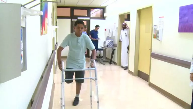 بالفيديو: سعودي يروي تفاصيل حادث مؤلم تسبب في وفاة زوجته وابنته وبتر ساق ابنه وهذا كان الخطأ الصغير الذي سبب الكارثة