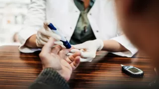 ثلاث مشروبات رخيصة الثمن اثبتت قدرة خارقة على خفض مستويات السكري في الدم مهما اكلت من اطعمة طوال اليوم لن يرتفع السكر