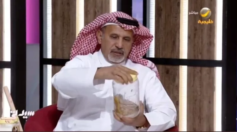 بالفيديو ..كاتب صحفي سعودي يفضح الشركات سبب تفضيل توظيف الفتيات عن الشباب