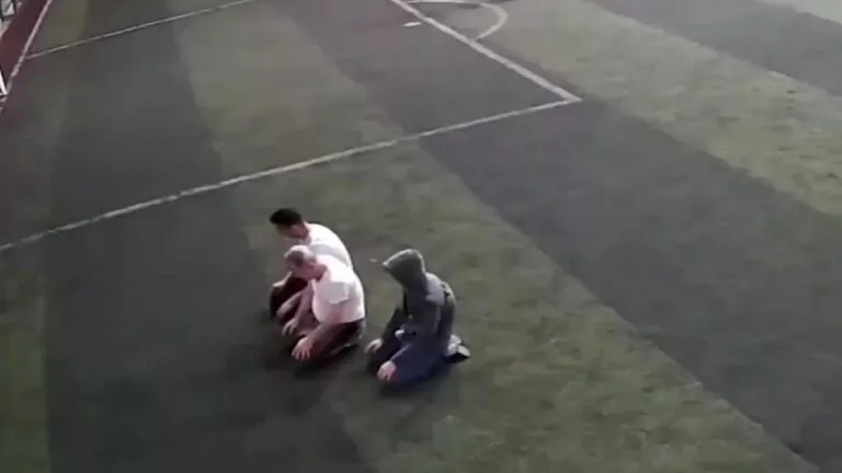 بعد أن أنهى صلاته.. شاهد لحظة وفاة لاعب على أرضية ملعب بسوريا