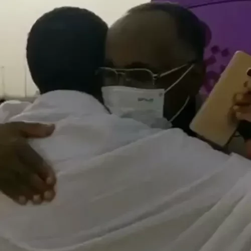 فيديو.. لقاء قريبيْن في عرفة بعد غربة 35 عامًا