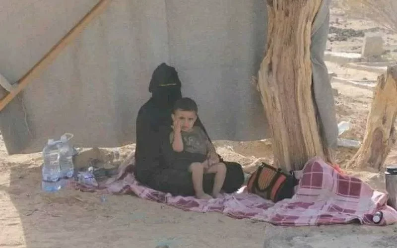 شاهد .. امرأة تنصب خيمة بجانب قبر شاب قتله أبنها قبيل تنفيذ حكم الإعدام غدا