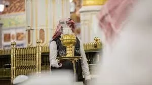 شاهد: طريقة ونوع العود المستخدم في تبخير المسجد النبوي وكم يبلغ سعر الكيلو الواحد منه؟