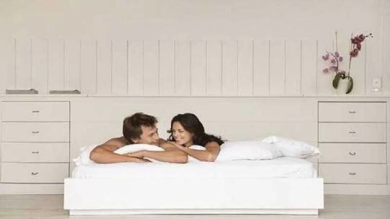 أطباء يكشفون عن فوائد غير متوقعة للحب والعلاقة الحميمة قبل النوم