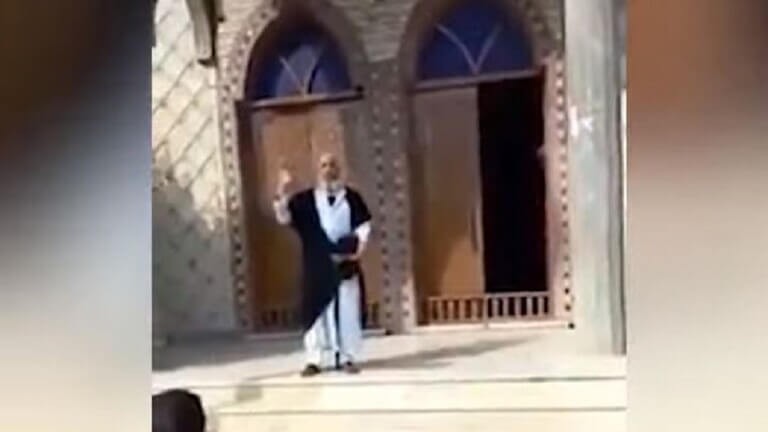 شاهد .. مصري يقف أمام مسجد مدعياً أنه “المهدي المنتظر” في زمن كورونا