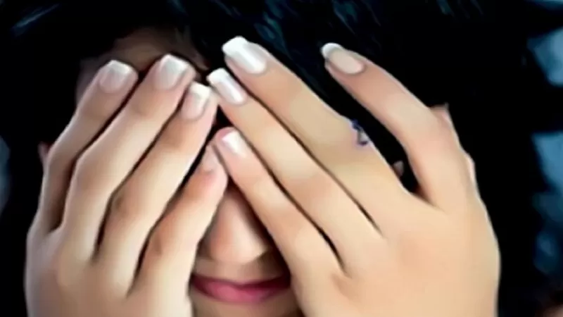 شاهد سائق تاكسي اختطاف فتاة خليجية ليعتدي عليها جنسياً وبعد ان خدرها خلع ملابسها واكتشف الصدمة التي اصابته بالجنون