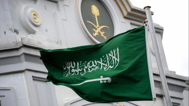 السعودية تمدد تعليق الدوام في القطاعين الحكومي والخاص